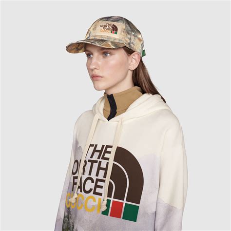 gorra north face gucci